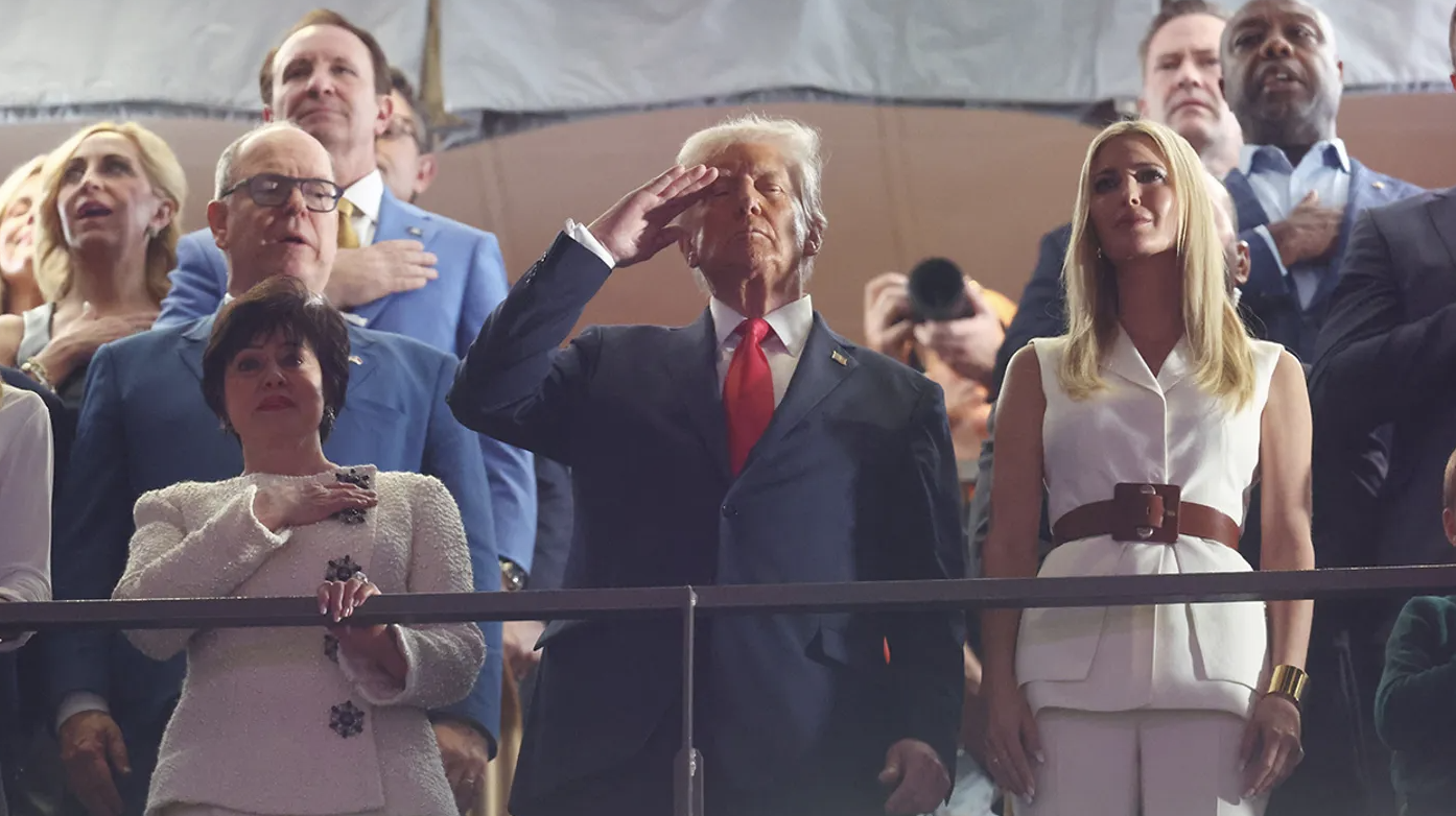 霉霉超级碗现场被嘘一脸尴尬，川普连发3贴嘲讽